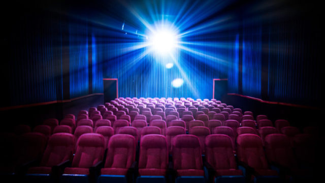 映画館の客席とライトの光